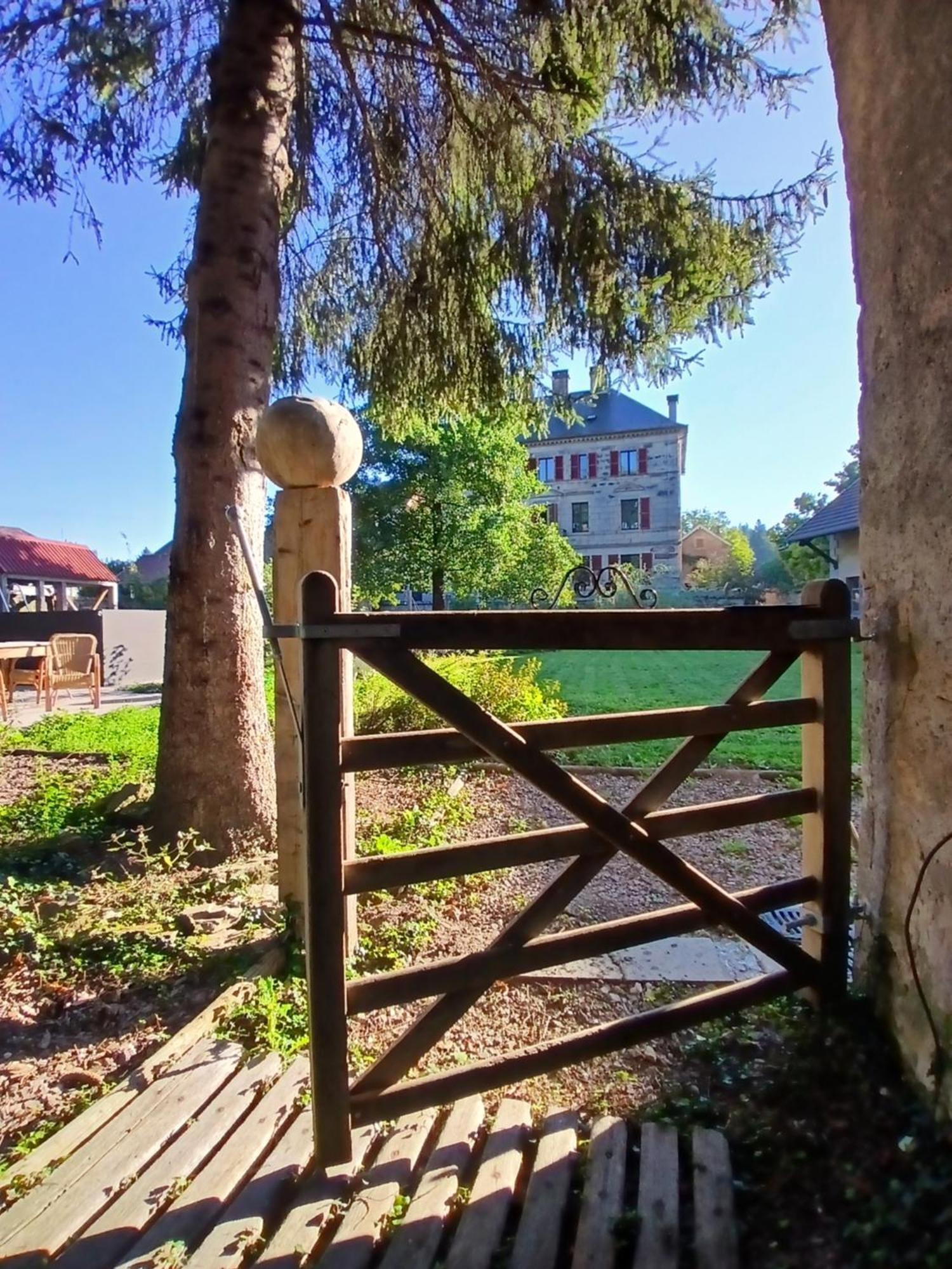 Manoir La Cerise Bed & Breakfast Fougerolles-Saint-Valbert Exterior photo